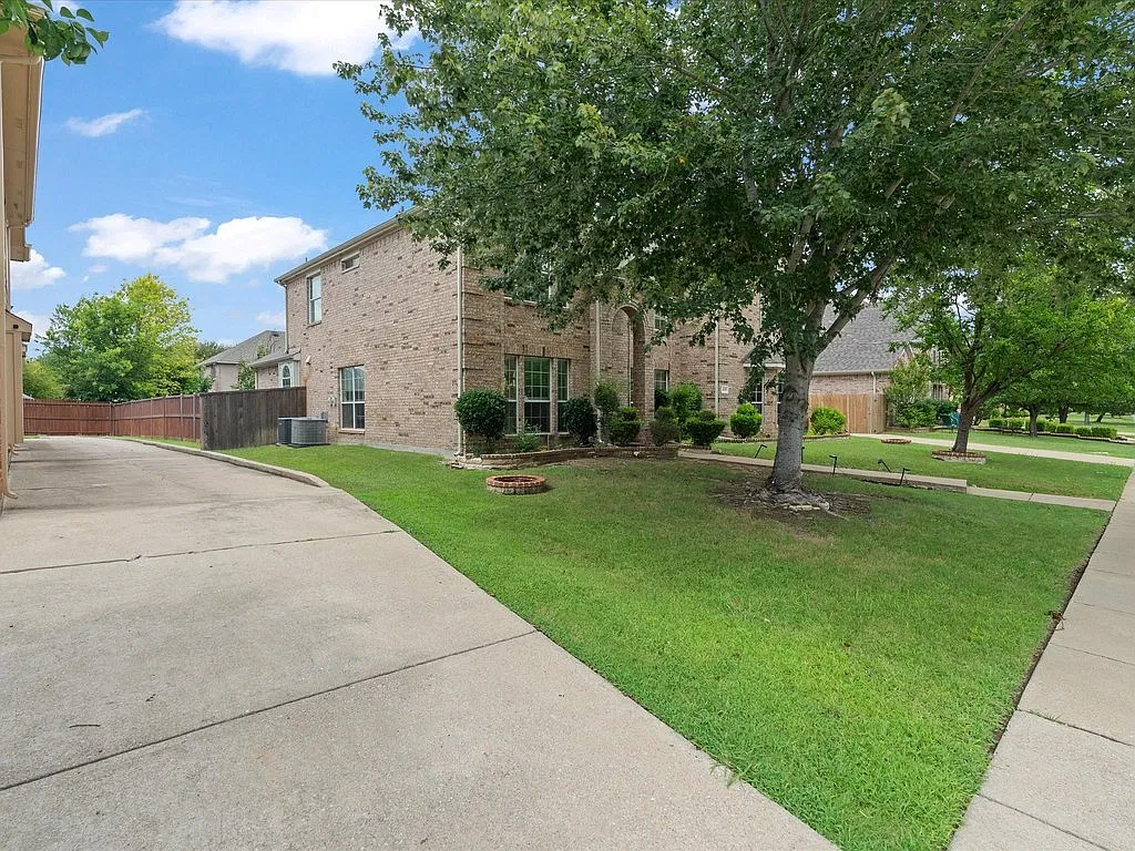 5 bed, 3.5 bath, 3499 sqft, $3,400 — Photo 2