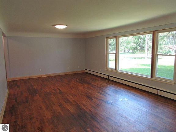 3rd image of 4352 Shattuck Rd