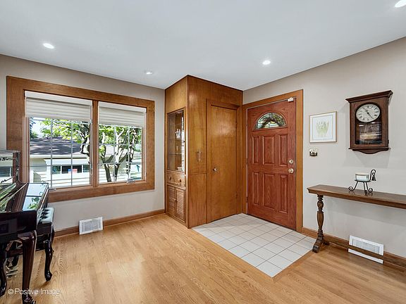 4th image of 182 E Hale St