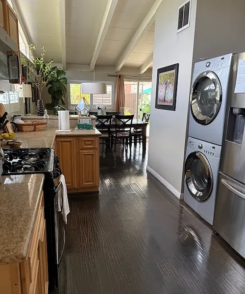 Shared kitchen with washer/dryer