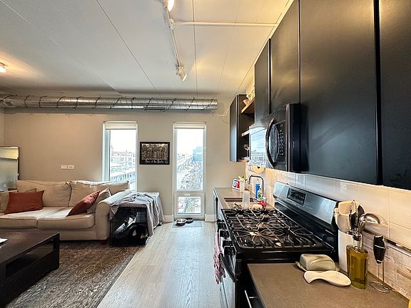 5th image of 941 W Belmont Ave #804