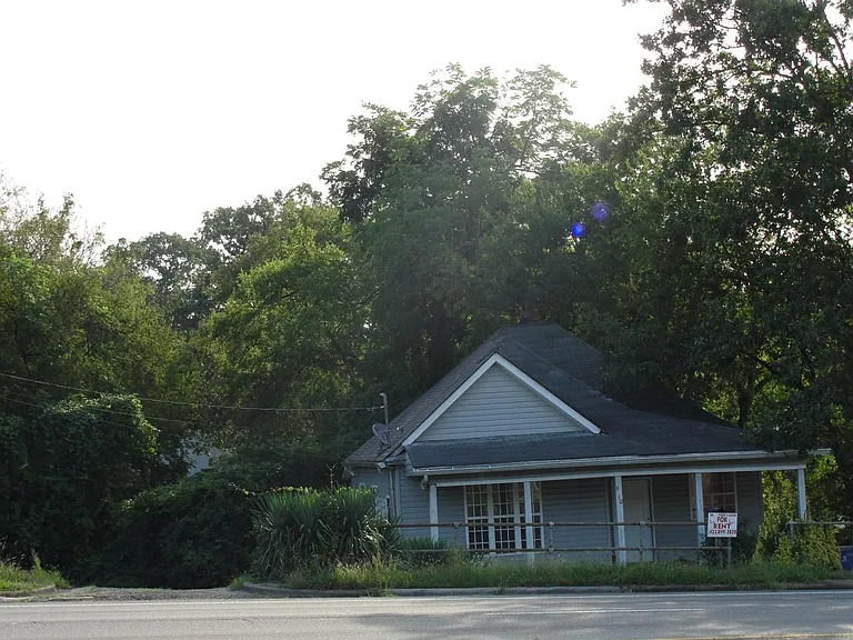 910 Lafayette Rd — Photo 2