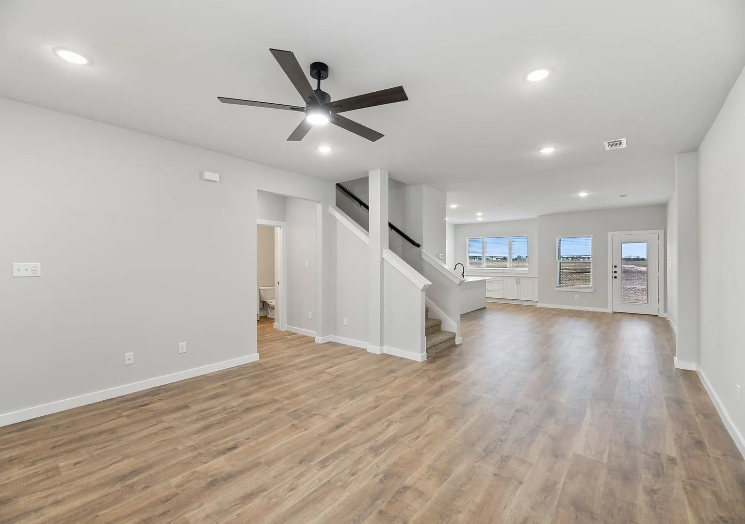Available Now! Luxurious Triplex Located On 1-Acre Lot In Midlothian, Tx! — Photo 3