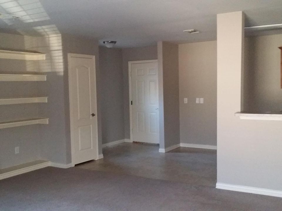 living/kitchen/entry