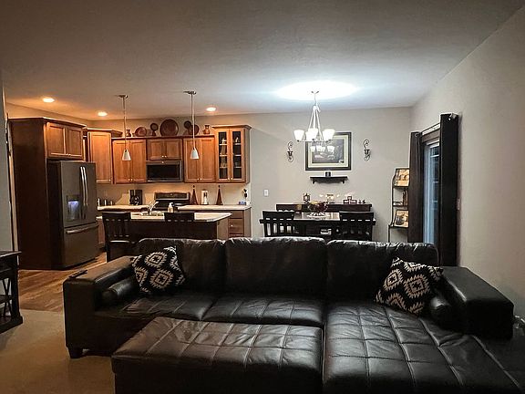 4th image of 301 Endeavor Ave