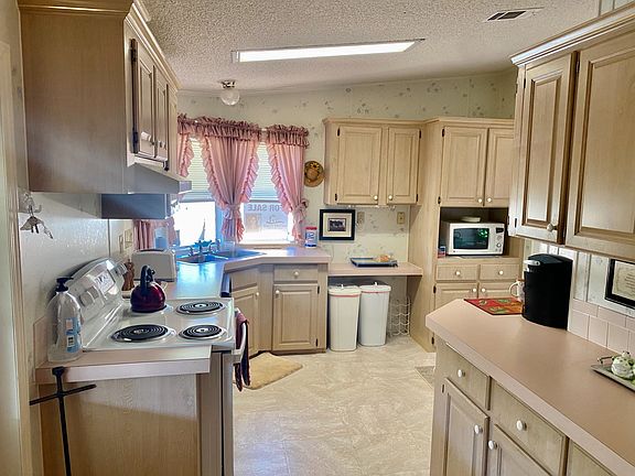 4th image of 1140 SE Oakgrove Ter