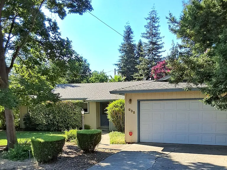 938 W 12th Ave — Photo 1