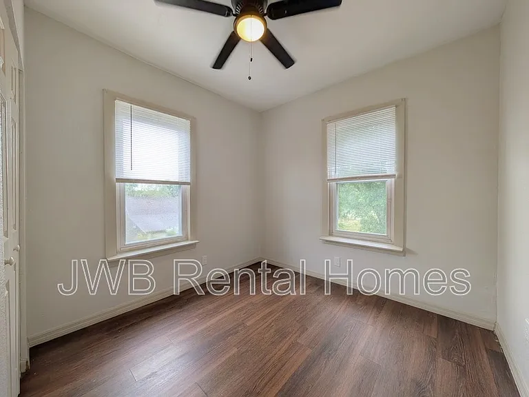 1445 Ionia St — Photo 10