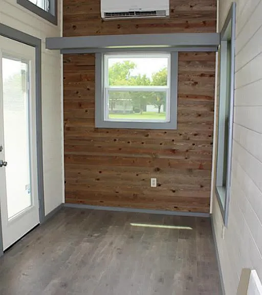 3425 Southwestern Rd — Photo 2