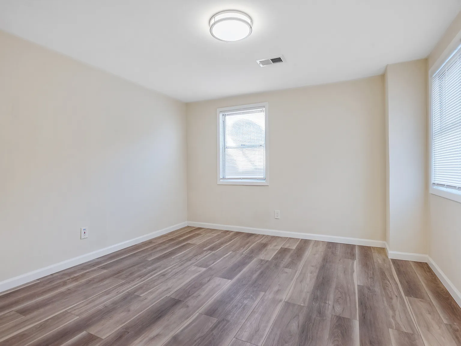 4 bed, $800 — Photo 1