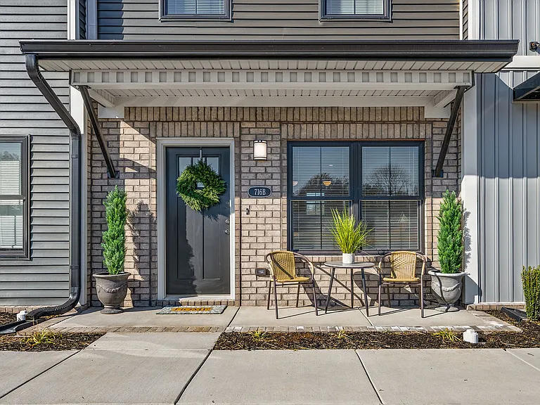 710 Sivley Rd — Photo 2