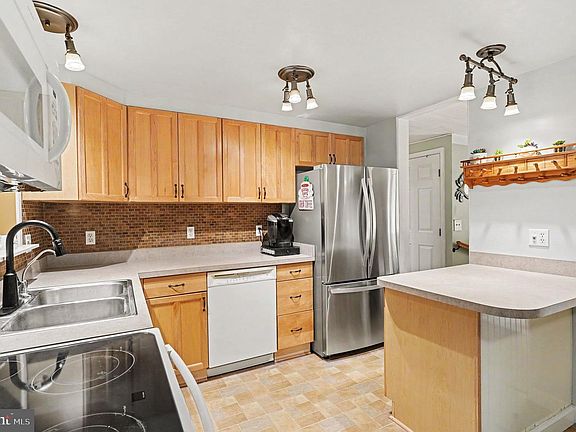 4th image of 86 Tulip Dr