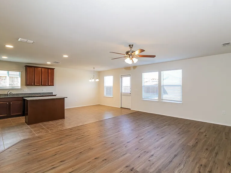 1449 Vernon Dr — Photo 5