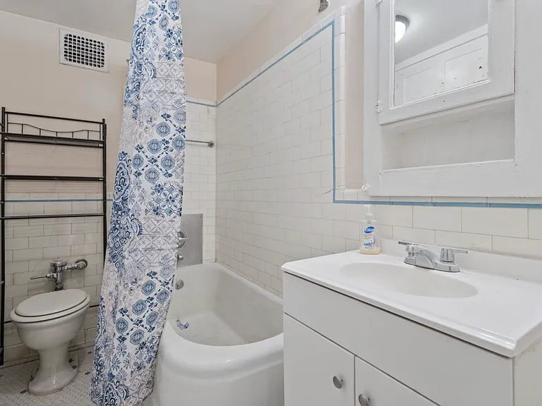 Upton Apartments — Photo 12