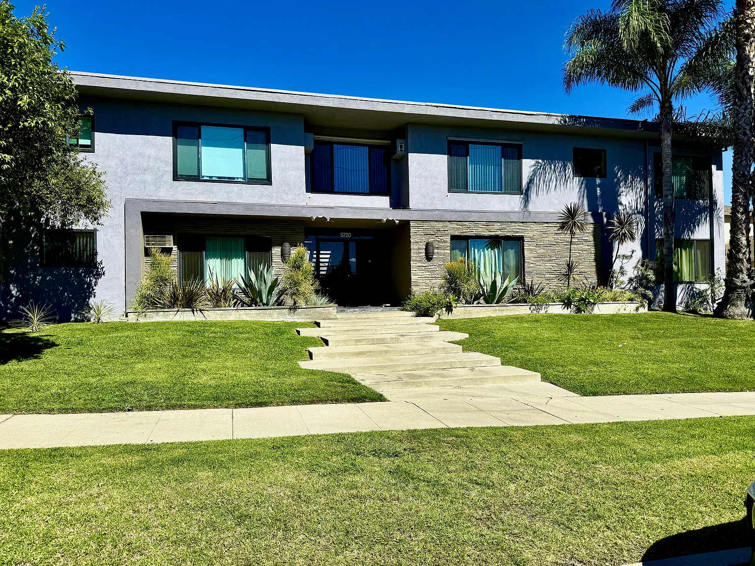 Remodeled Apartment Home in Condo Style 11 Unit Courtyard Building.