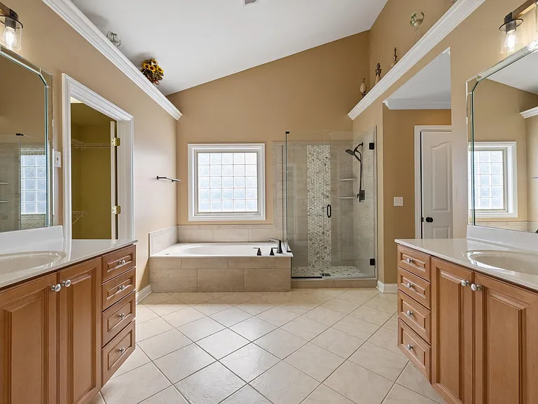 2128 Roswell Dr — Photo 13