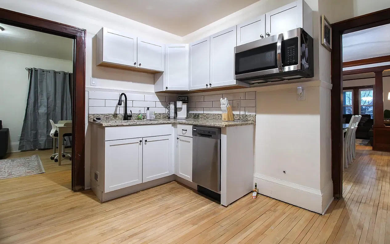 3 bed, 1200 sqft, $1,975 — Photo 3