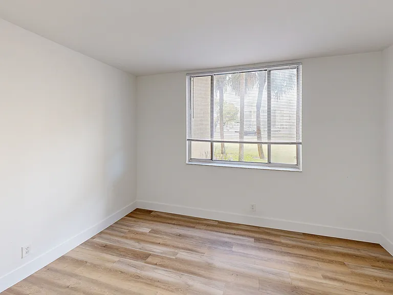 Somerset Grove Apartments — Photo 32