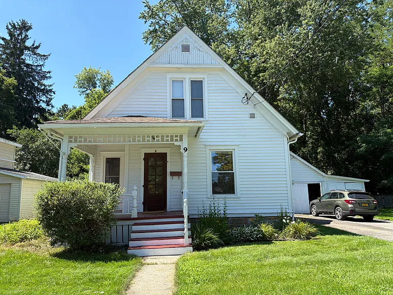 9 Crescent St — Photo 1