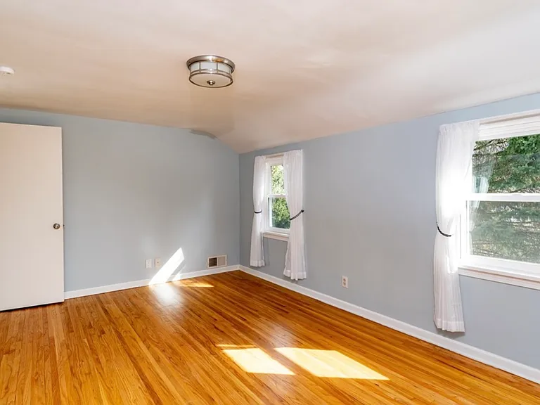 10 Hollyvale Dr — Photo 20