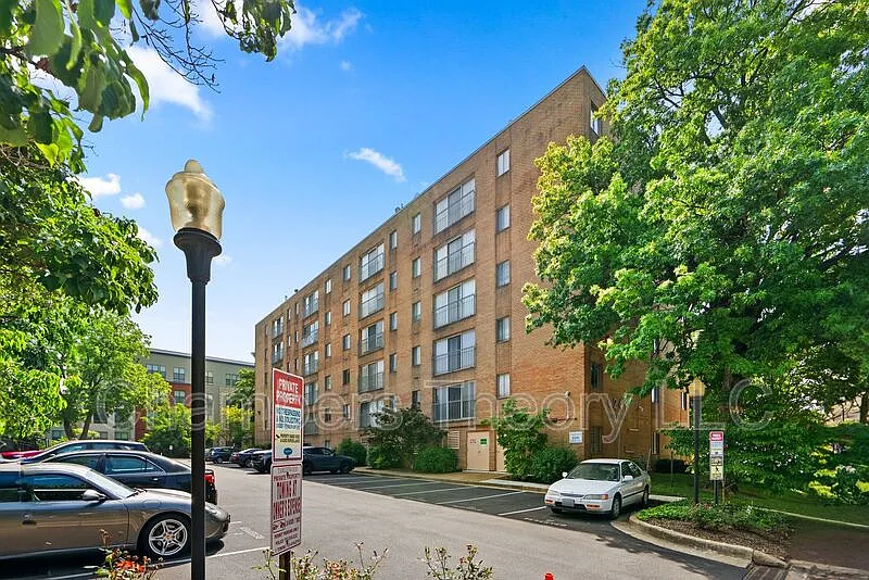 2 bed, 1.5 bath, 1000 sqft, $2,450 — Photo 2