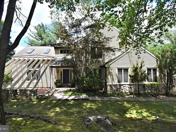 22 Wychwood Ln, Langhorne, PA 19047