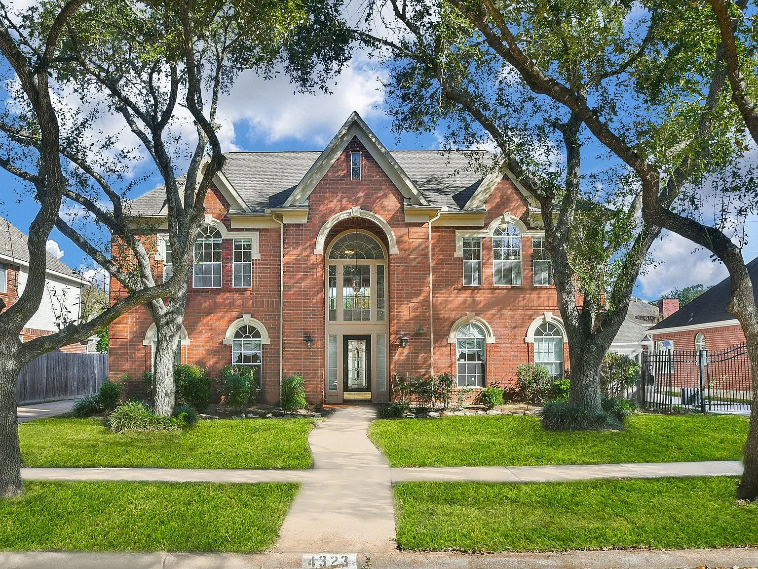 4 bed, 3.5 bath, 3407 sqft, $3,000 — Photo 2