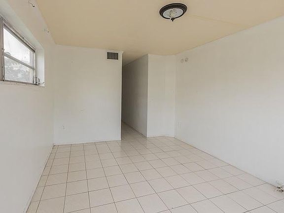 5th image of 1670 NE 191st St APT 200-3