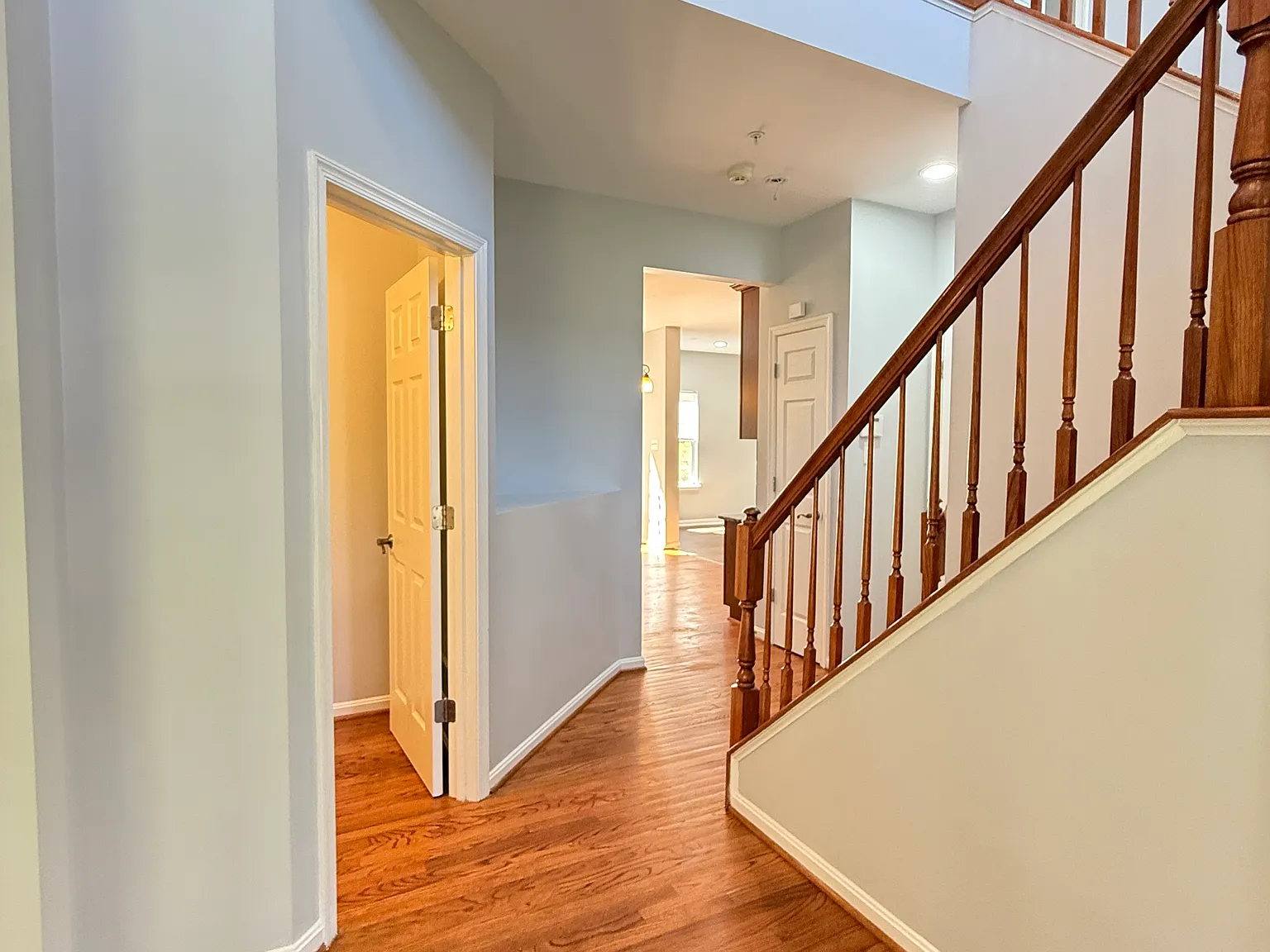 4 bed, 2.5 bath, 2292 sqft, $3,000 — Photo 2