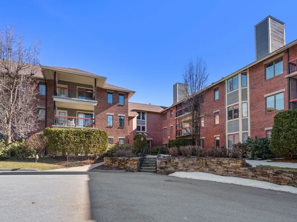 770 Salisbury St APT 517, Worcester, MA 01609