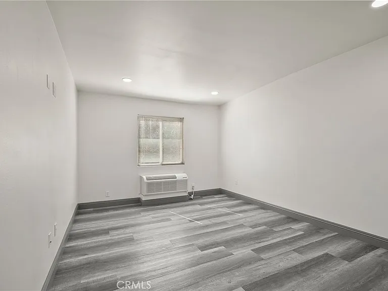 14335 Hamlin St — Photo 39