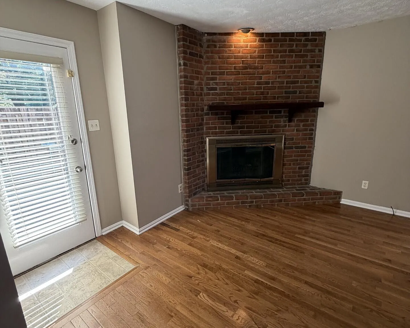 2 bed, 1.5 bath, 850 sqft, $1,300 — Photo 3