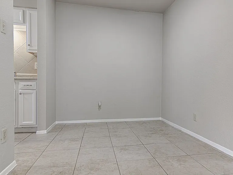 900 Sirocco Dr — Photo 7