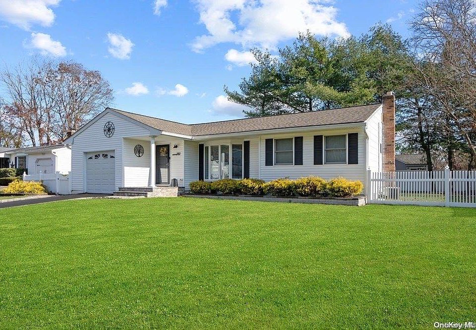 1st image of 583 Bayport Avenue