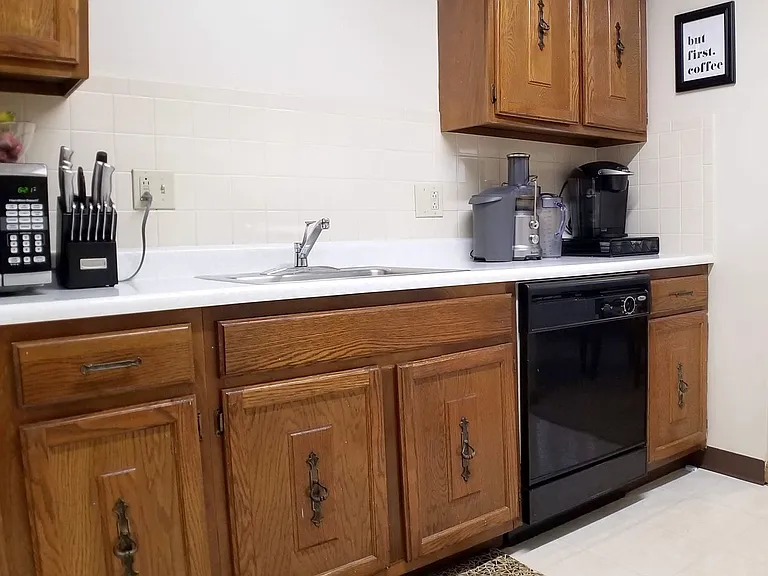 Embassy Square Apartments — Photo 9