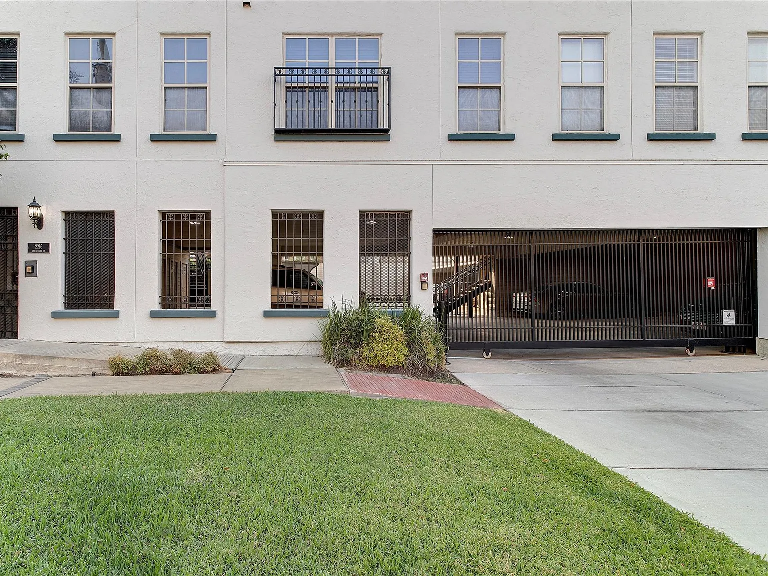 2 bed, 2.5 bath, 1517 sqft, $1,850 — Photo 2