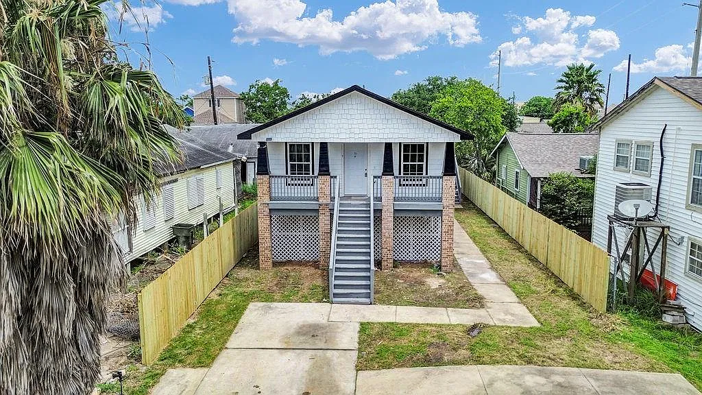 3 bed, 2.0 bath, 1608 sqft, $2,300 — Photo 1