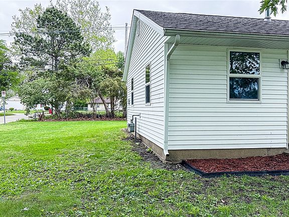 3rd image of 1320 Hedge Rd