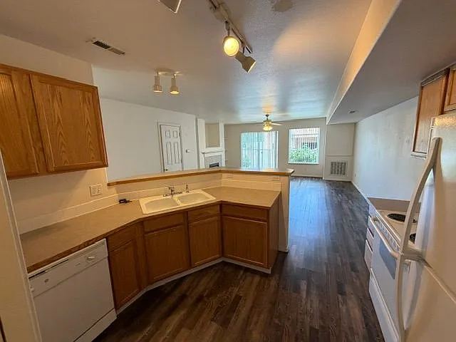 233 E Shelby Ln — Photo 5