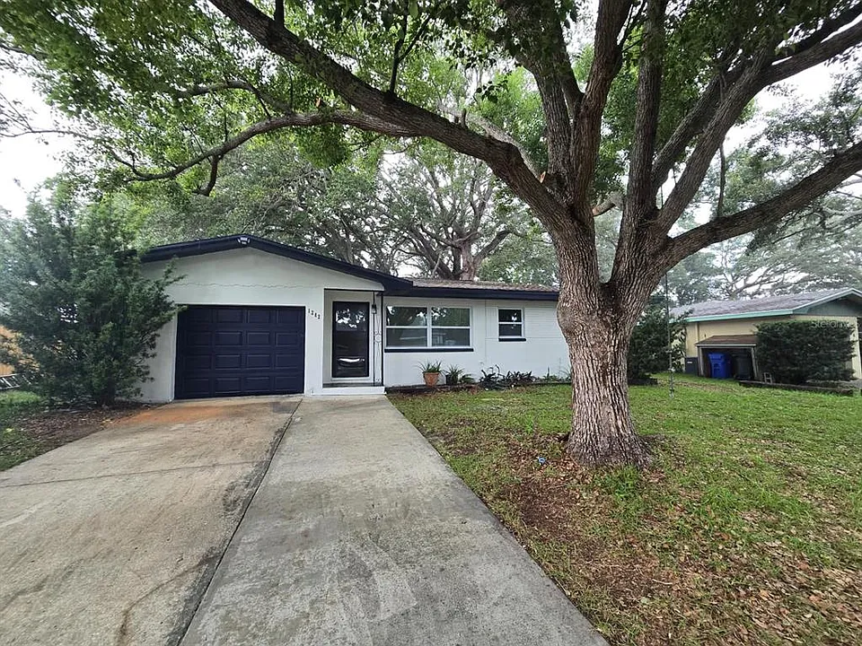 1282 Robin Hood Ln