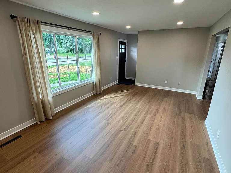 2324 Elm St — Photo 3
