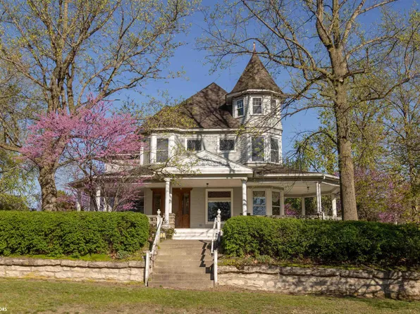 112 S 4th St, Oquawka, IL 61469