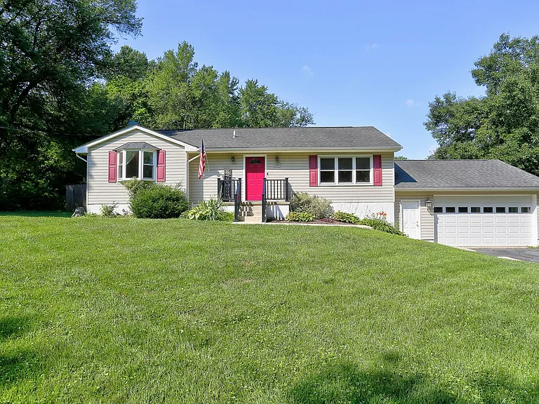 1735 Maple Ave — Photo 1