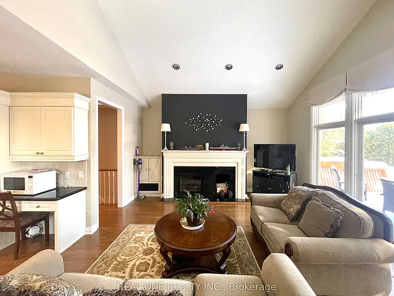 207 Kennedy St W — Photo 4