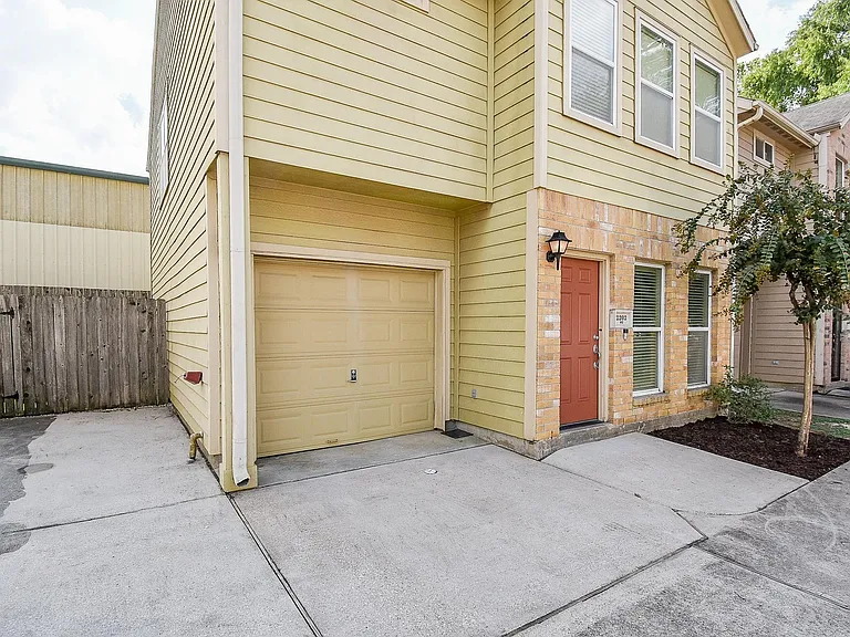 2202 Naomi St #3 — Photo 2