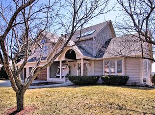 828 Queens Gate Cir, Sugar Grove, IL 60554
