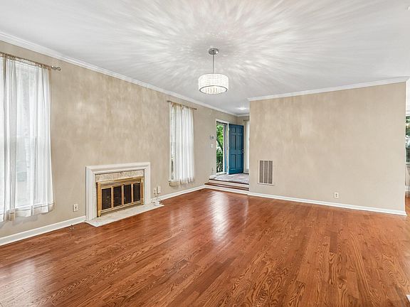 4th image of 3608 Saratoga Dr #B