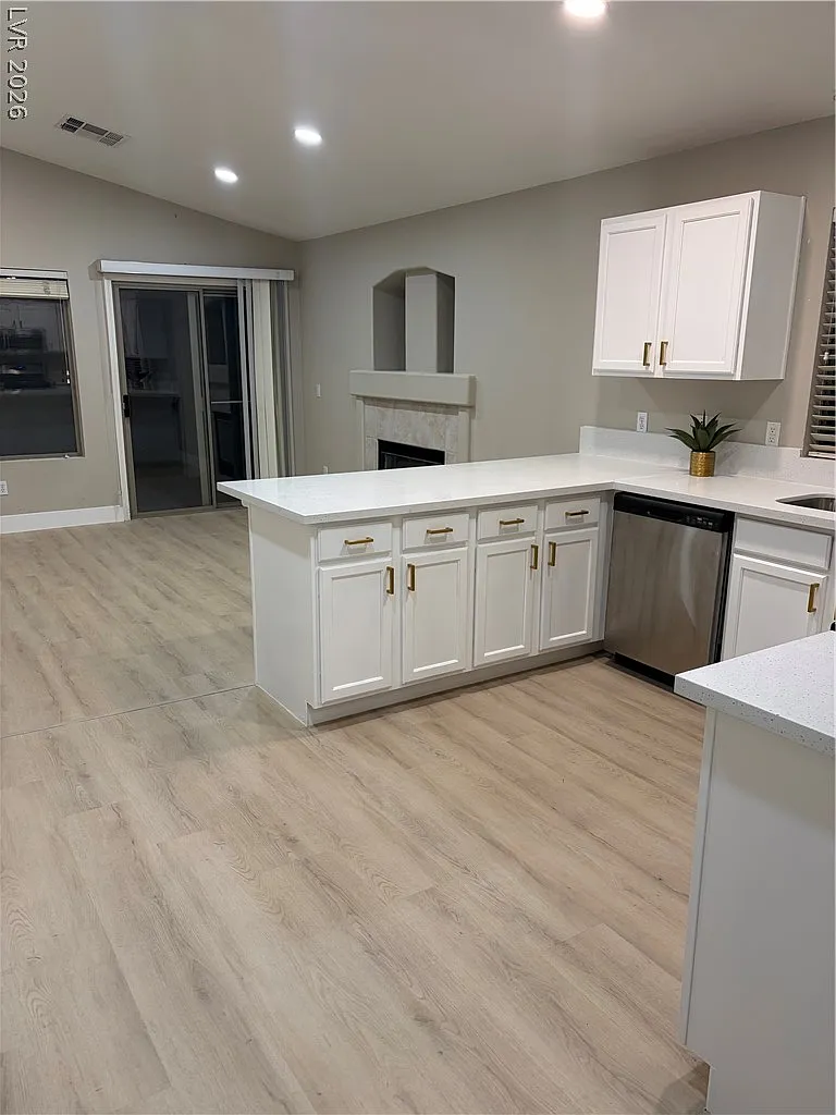 3 bed, 2.0 bath, 1303 sqft, $1,900 — Photo 3