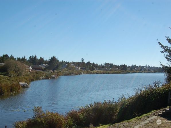 642 Weatherwax Loop NE, Ocean Shores, WA 98569