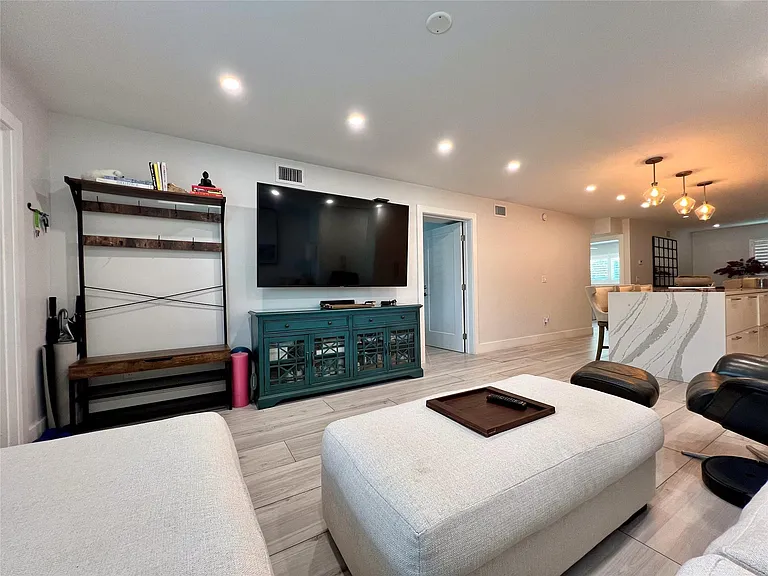2115 NE 37th Dr #121 — Photo 6